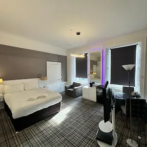 luxury-family-room-with-private-bathroom-in-the-heart.edinburghhotelsuk.org/